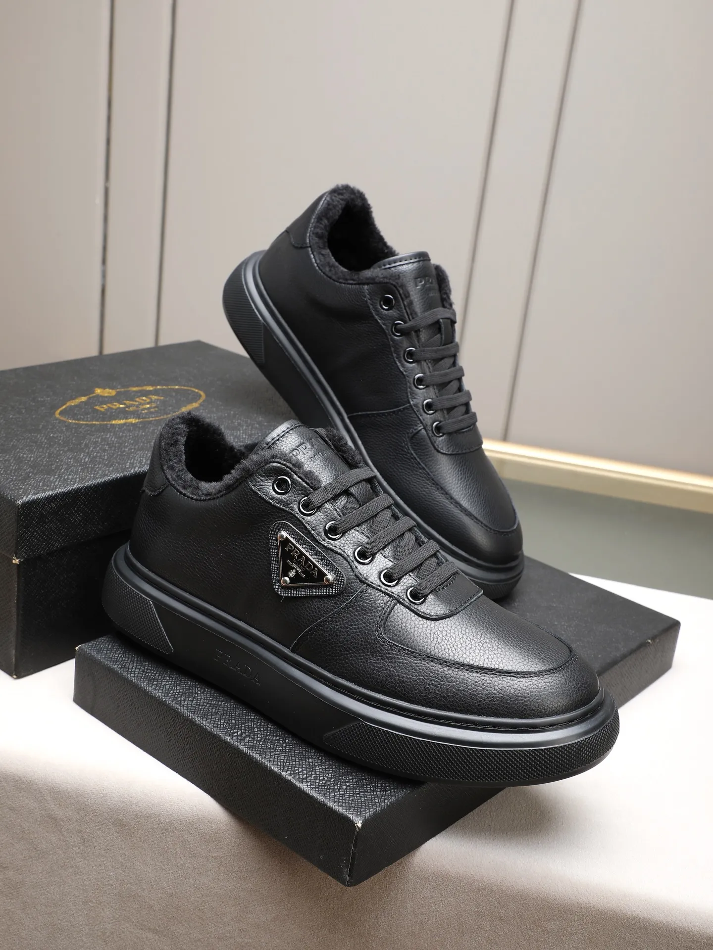 PP460 Prada/Prada men's new casual shoes, this upper is made of imported calfskin + velvet lining! The outside is decorated with the P family's classic metal triangle enamel logo, and the outsole is made of non-slip sports foam ultra-light outsole, which feels good on the feet and is a fashionable and fashionable item! Two colors to choose from!  Size: 38-44 (45 customized)
